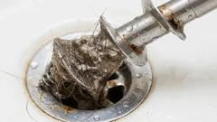 Scarico intasato? 4 metodi che funzionano davvero quando il sapone e l'aceto non bastano