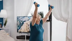 Né andare in bicicletta né nuotare: allenamenti di forza che favoriscono la mobilità negli anziani.