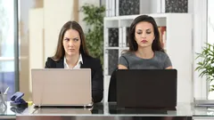 Come capire che qualcuno ti odia in silenzio: 6 gesti che ti sfuggono