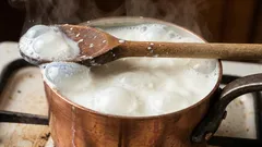 Durante la cottura, appoggiare un cucchiaio di legno sulla pentola. Come risparmiare quando si dimentica qualcosa?