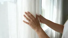 Invece di versarlo in un bicchiere, versalo nella lavatrice. Le tue tende grigie torneranno come nuove.