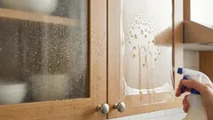 I schizzi di grasso e la polvere non si attaccheranno più ai mobili della cucina: ecco cosa fare