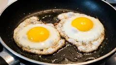 Non lavate la padella subito dopo aver fritto le uova: un consiglio che vi consentirà di conservare le vostre pentole per anni.