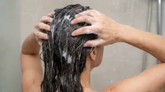 Con quale frequenza dovresti lavare i capelli in base al tuo tipo di cuoio capelluto e di capelli?