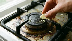 Strofinare le griglie con l'aglio: a cosa serve e con quale frequenza va fatto?