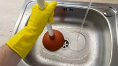 Cosa non bisogna mai versare nel lavandino: nemmeno le casalinghe esperte lo sanno