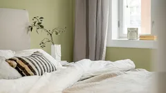 Perché il letto non deve essere posizionato con la testiera rivolta verso la finestra: non solo correnti d'aria, ma anche compromissione del senso di sicurezza.