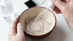 Cosa aggiungere alla tintura per capelli: un trucco poco conosciuto dai parrucchieri per garantire la durata del colore