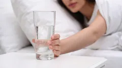 Perché bere un bicchiere d'acqua dopo essersi alzati aiuta a iniziare meglio la giornata